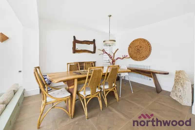Five Bedroom House Near Sandbach Town Centre
