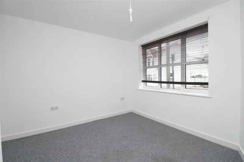 Spacious One Bedroom Apartment Hove - Modern and Close to Transport