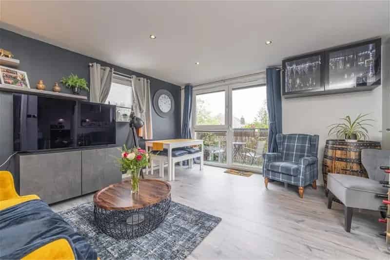 2 Bed Flat Fettes Edinburgh - Upgraded First Floor Apartment