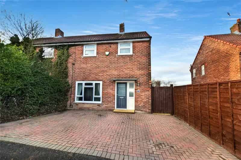 3 Bed Semi Detached House Near Schools and Amenities
