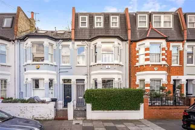 Four Bedroom House in Fulham with South Park Views