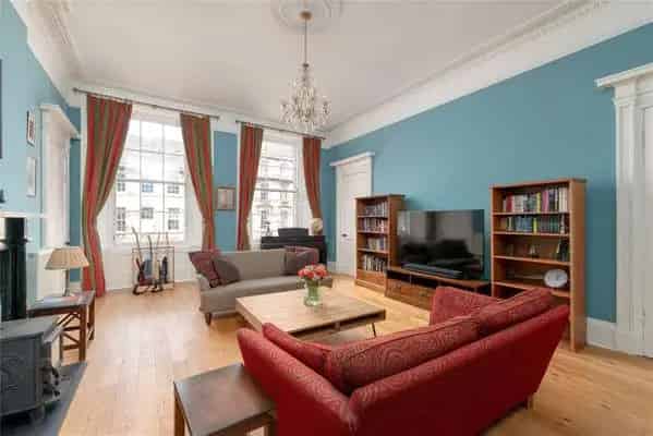 Spacious 3-Bedroom Apartment in Edinburgh's New Town