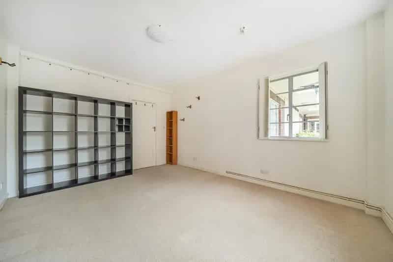 One Bedroom Art Deco Apartment Near Acton Town Tube