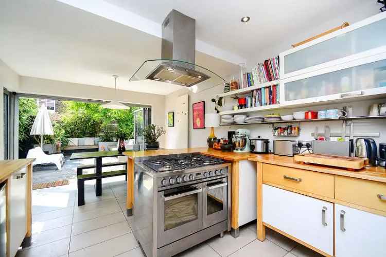 Semi-detached house For Rent in Brighton, England