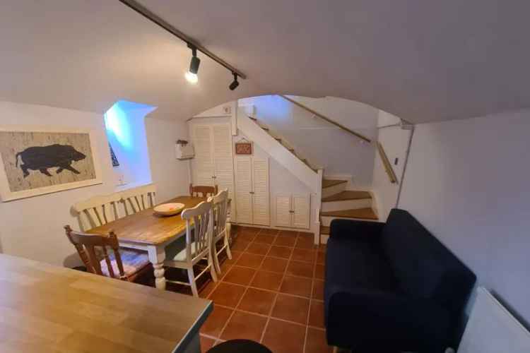 Two Bedroom Stamford Town Centre Apartment with Parking