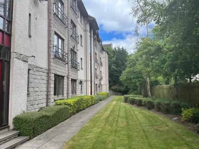 2 Bedroom Flat to Rent - Spacious Part Furnished Apartment
