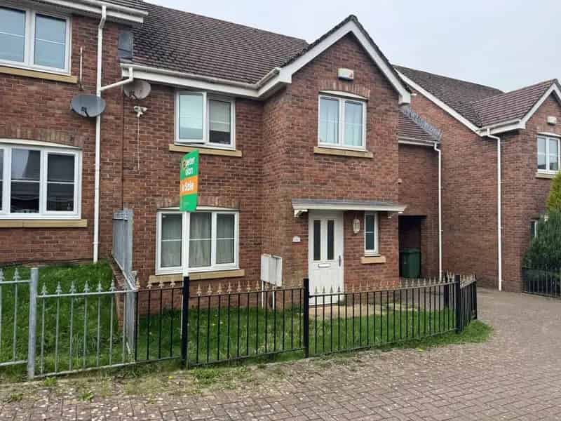 3 Bedroom Semi Detached House Near Amenities Schools and Parks