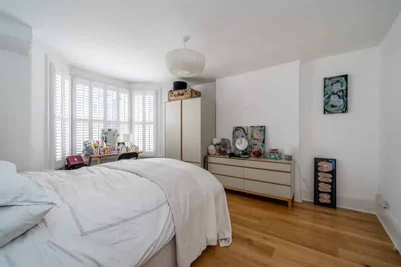 2 Bedroom Maisonette for Sale Near Queens Park