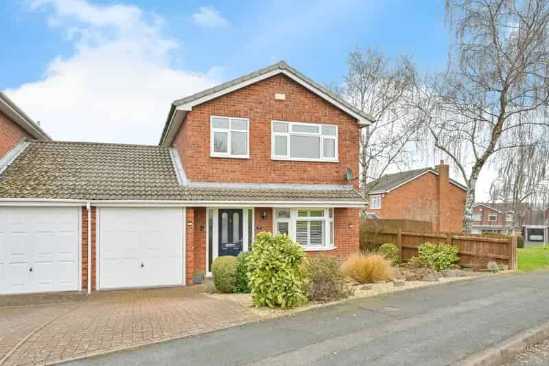 Spacious Family Home with Landscaped Garden and Garage