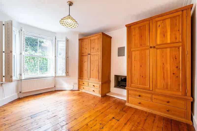 2 Bedroom Garden Flat for Sale near Parsons Green