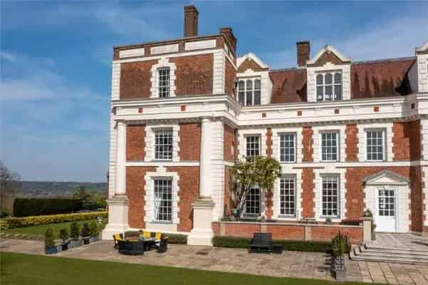 Hill Hall Apartment: 8 Luxurious Apartments, 20 Acres, Tennis Courts