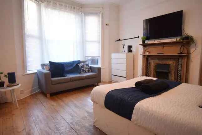 Terraced house to rent in Fernlea Road, London SW12