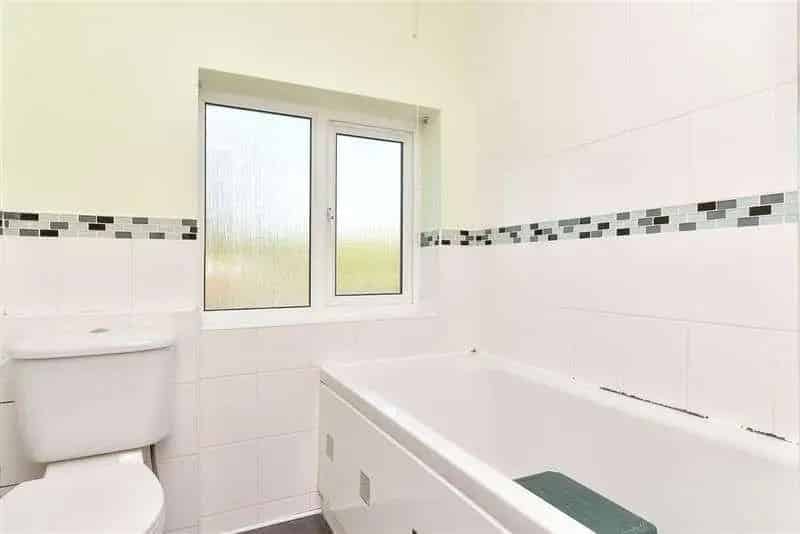 2 Bed House for Sale No Onward Chain Modern Theme Large Garden