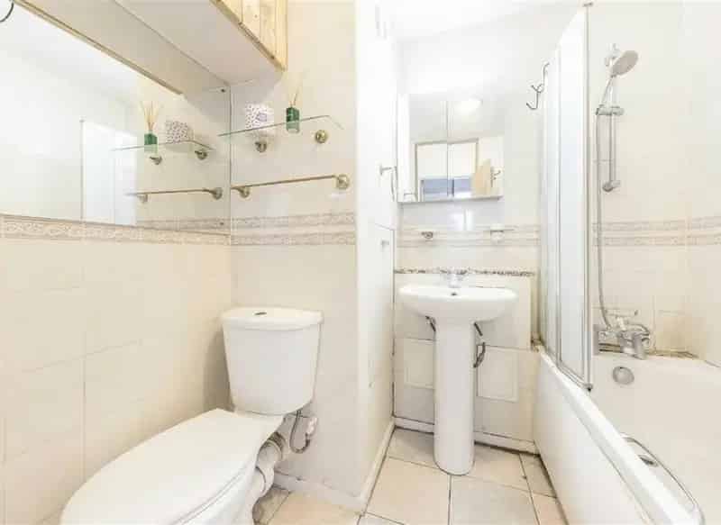 River View Studio Apartment with Parking - Chain Free