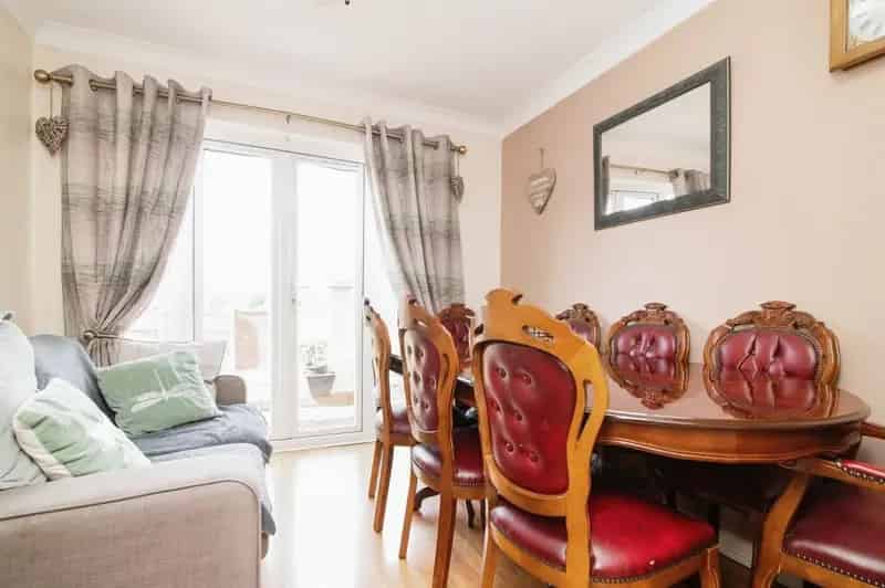 Four Bedroom Detached House Great Commute Links Private Driveway