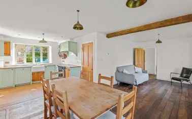 Spacious Family Home in Broadhempston with Stunning Westerly Views