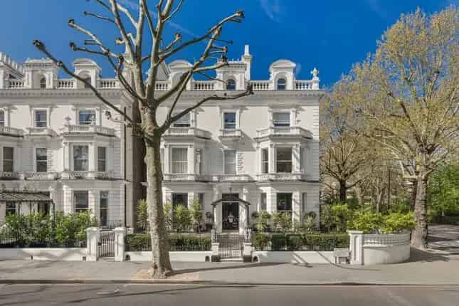 4-Bedroom Apartment in Holland Park London