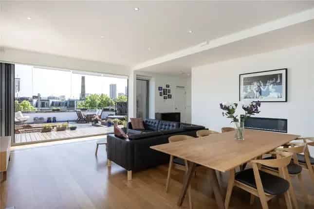 Battersea Penthouse 1744 sq ft Roof Garden Jacuzzi 3 Beds Parking