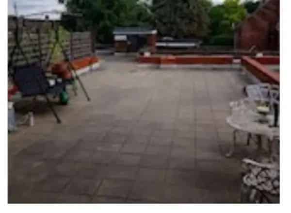2-Bed Split Level Maisonette Near Amenities and Schools