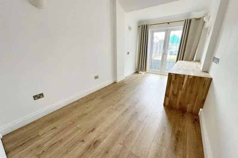 6 bed house for sale