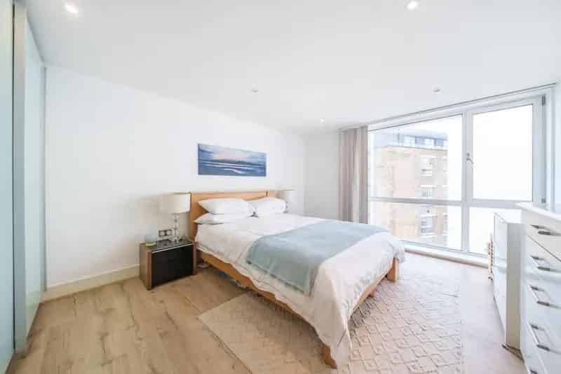 Top Floor 2 Bed Flat Bright Modern Interior
