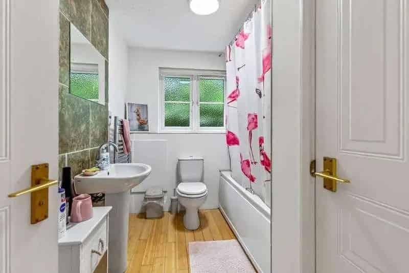 2 Bed Flat for Sale with Communal Gardens and Off Road Parking