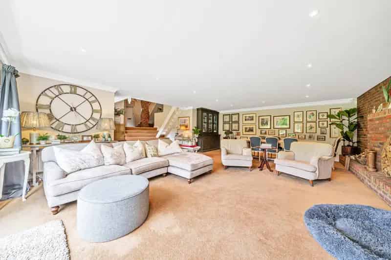 5 Bedroom Detached House For Sale Kingswood