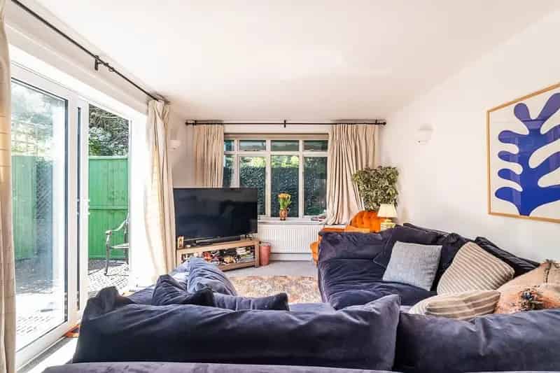 3 Bedroom Semi-Detached House for Rent in Wimbledon Village