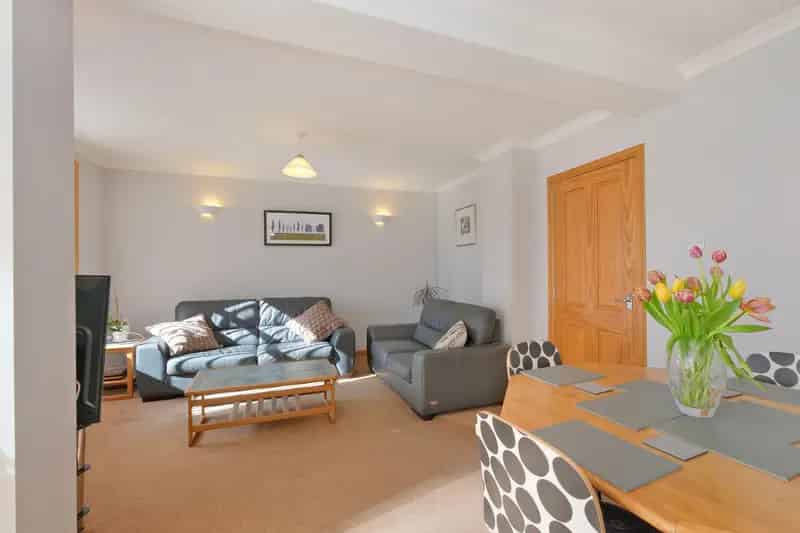 3 Bedroom Mid Terrace Villa Near Aberdeen Royal Infirmary