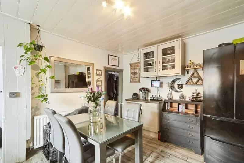 Yeadon Two Double Bedroom Mid Terrace House