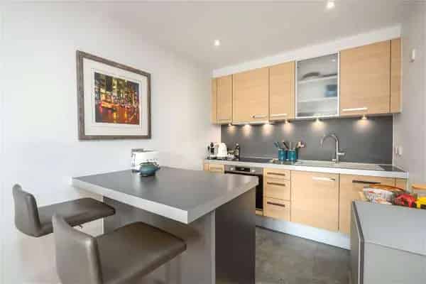 1-Bed Flat in Walton-on-Thames - Modern Living near River Thames