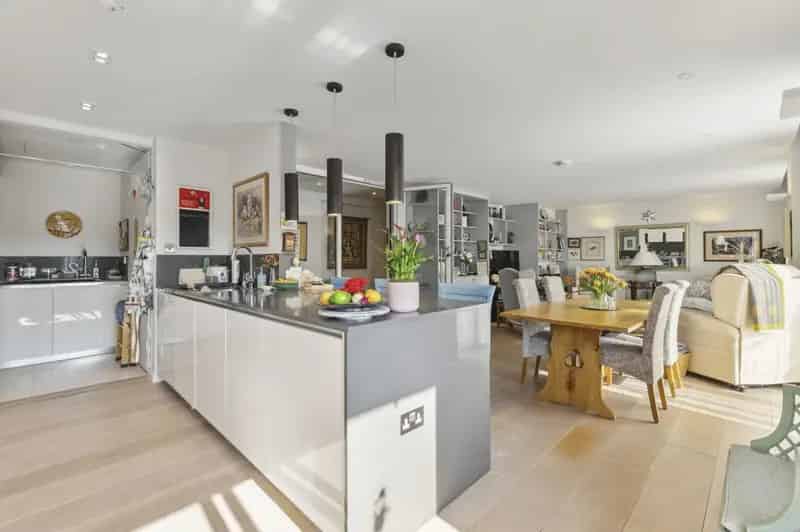 3 Bedroom Flat for Sale in Marlborough