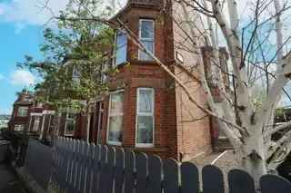 Spacious 2-Floor Apartment Near City Center 2 Double Bedrooms