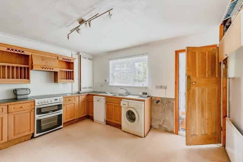 34 Bedroom Victorian Townhouse With Garden and Driveway Parking
