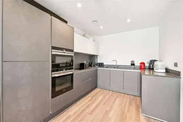Modern Open-Plan Flat with Balcony - Ideal for First-Time Buyers and Investors