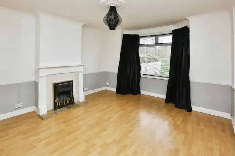 Three Bedroom Semi Detached Family Home No Onward Chain