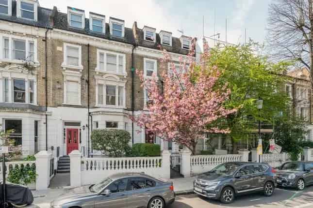 Terraced House for Sale in London W14