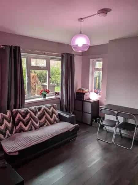 2 Bed Bungalow with Gardens Driveway and Pets Allowed