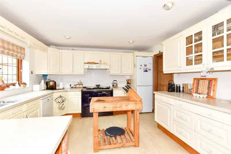 5 Bedroom Detached House for Sale in Charming Enclave