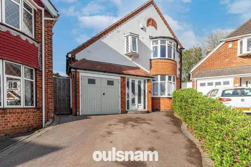 3 Bedroom Detached House For Sale Near Northfield Station