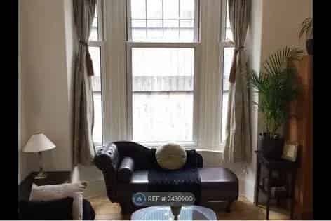 Spacious Furnished Room in 2-Bedroom Flatshare