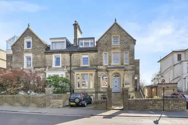 Maisonette for Sale in Hampstead Lane London N6