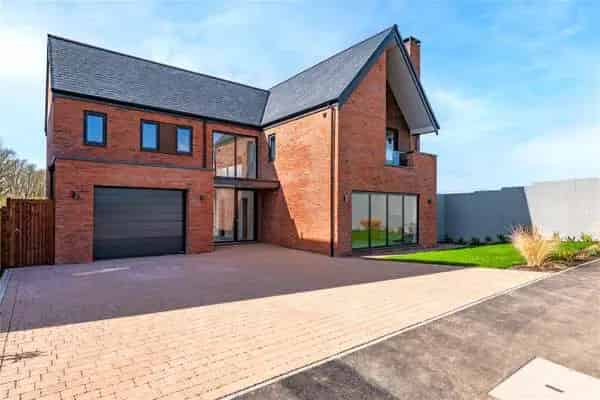 4 Bedroom Detached House for Sale in Hose