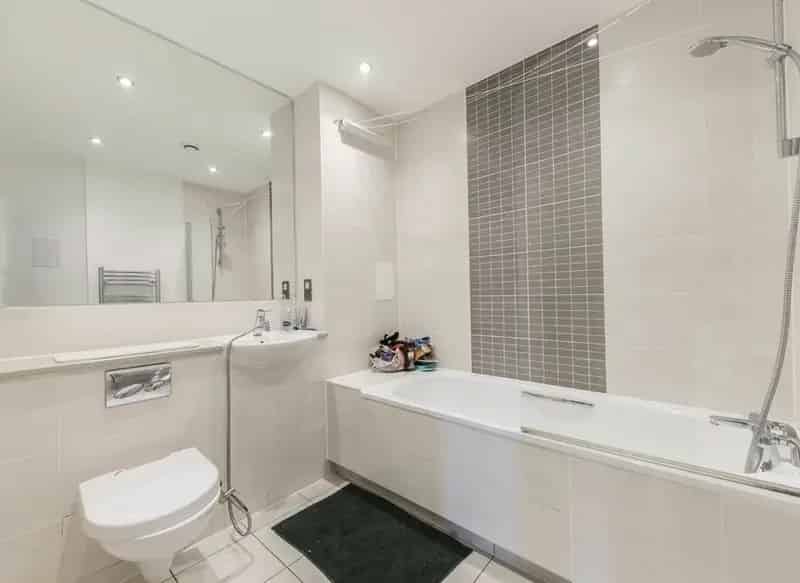 Stunning 2-Bedroom Apartment with Balcony and London Views