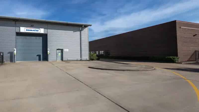 Slough Warehouse 4432 sq ft - Excellent Amenities and Services