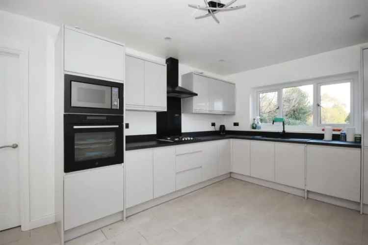 Four Bedroom Semi Detached House With Garage and Garden