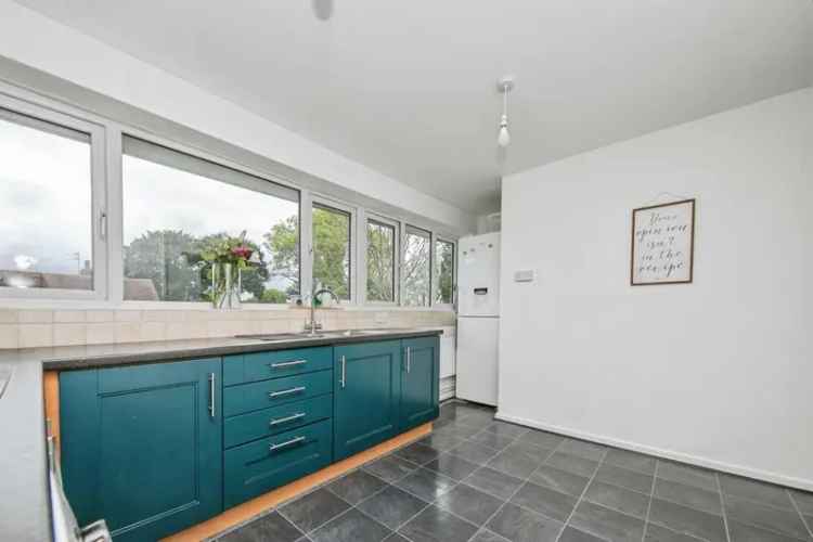 3 Bedroom Maisonette with Garage and Communal Gardens
