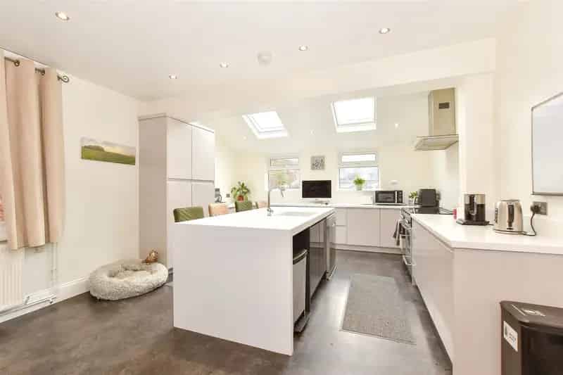 3 Bedroom Detached House with Established Business for Sale