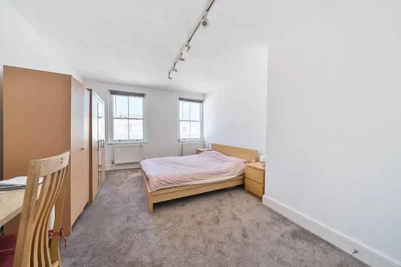 2 Bedroom Maisonette for Sale in Kensington Lexham Gardens