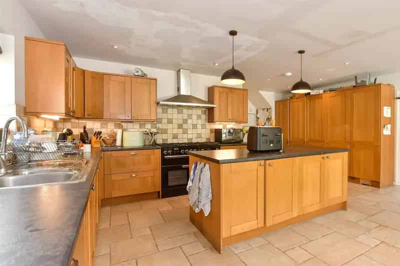 6 Bedroom Detached Bungalow For Sale